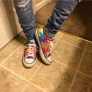 Size 7 women’s tie-dye converse